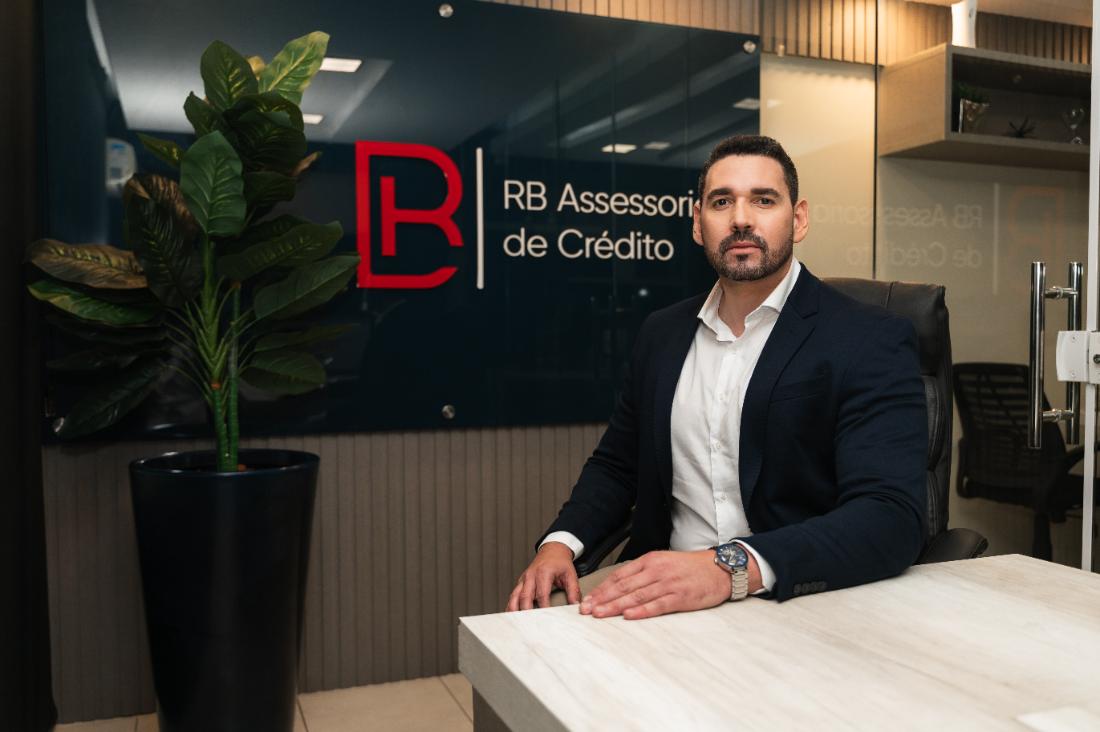 Sócio da RB Assessoria de Crédito na sede da empresa